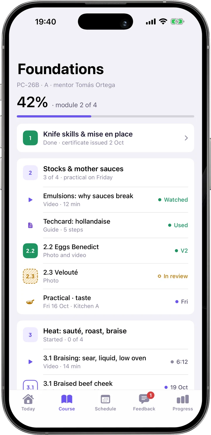 Course: Modules with lessons, guides and assignments, each with its review status.
